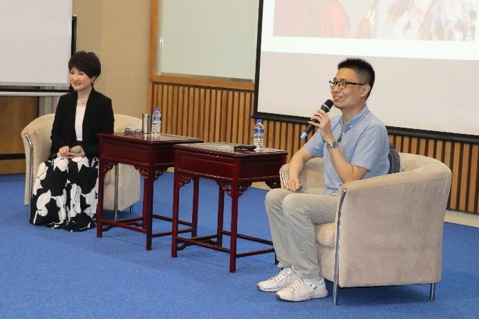 小咪老師(左1)、陳健星老師(右)，演講以座談會訪談形式進行