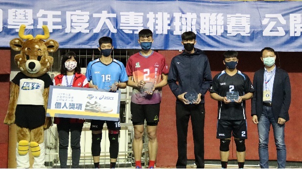 柯宗甫同學榮獲本次賽事「最佳中間攔網球員」（中間球衣號碼2號）