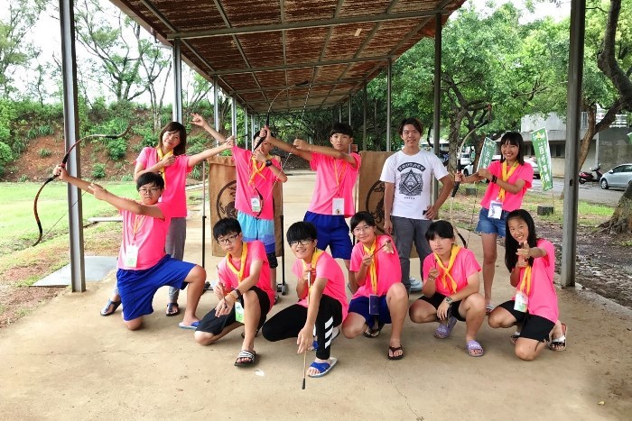 校友陳盈利老師(後排左一)陪伴學生參與為期七天六夜全國童軍第11次大露營 