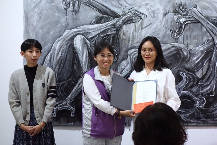 邱鈺芳(右)及黃家怡(左)同學作品並列首獎