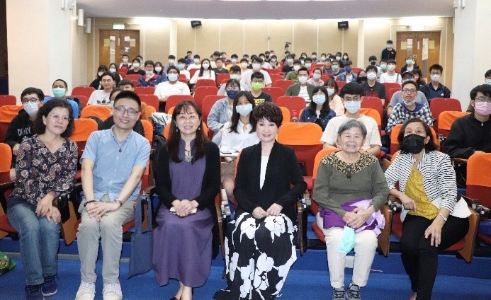 與會師長與聽眾合影。