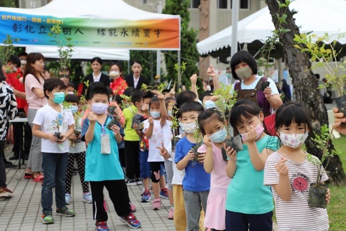 許多幼兒園的小朋友在老師帶領下前來領取樹苗