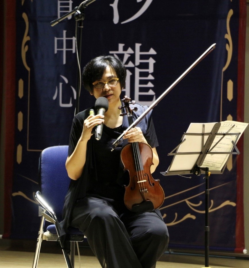 國台交首席小提琴家謝佩殷老師（通識中心兼任老師）在每首曲目演出前搭配著詳細的曲目緣由，帶給聽眾不一樣的聽覺饗宴。