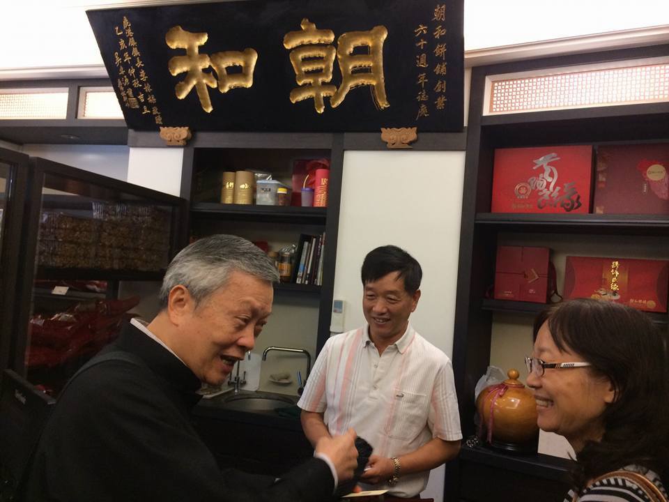 林明德教授帶學生參訪鹿港朝和餅舖。