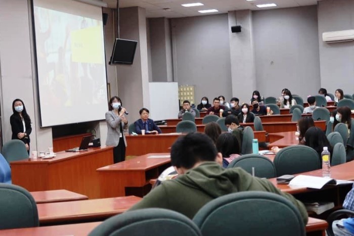 安永（EY）聯合會計師事務所人力資源部門主管回應學生說明