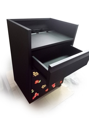 「小植櫃」由詹雅茜、張惠菱、吳舫共同設計，是以增加辦公室綠意為發想的多功能桌邊櫃