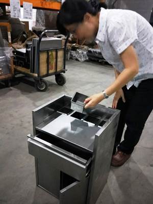 美術學系歐慧宜助理教授至產線現場檢視「小植櫃」的施工細節
