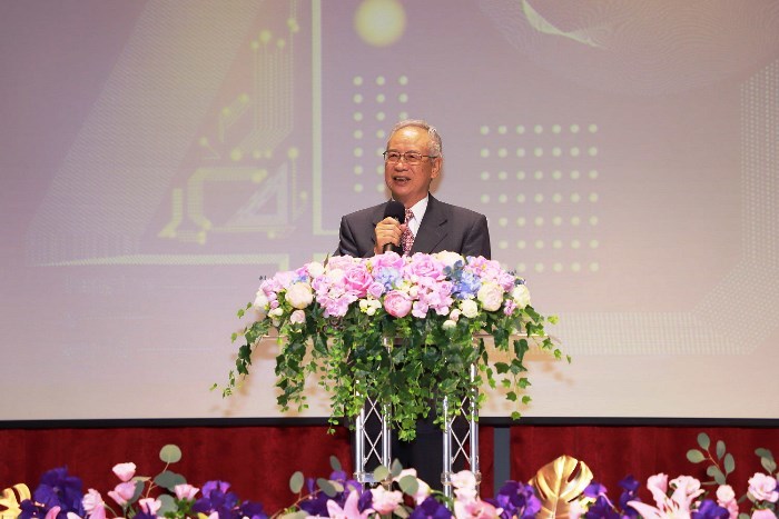 本校第四、五任校長康自立校長致詞