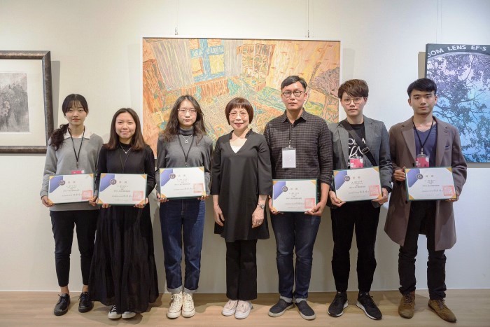 彭光維(左一)及黃世杰(右一)分別榮獲高科大青年藝術家典藏徵件競賽第二屆典藏獎