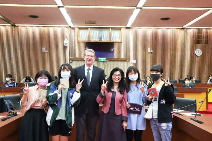 演講會場與部分學生合影