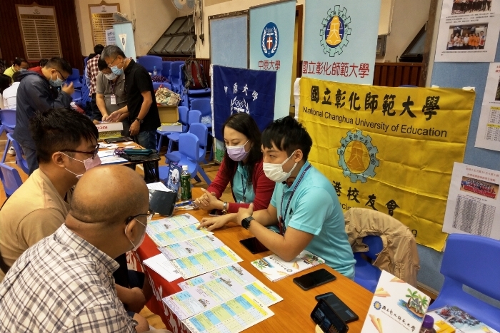 香港師生與家長在展場的本校攤位透過視訊與在臺灣的國際處同仁互動
