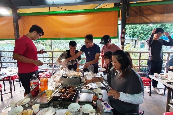 學生們烤肉共享晚餐