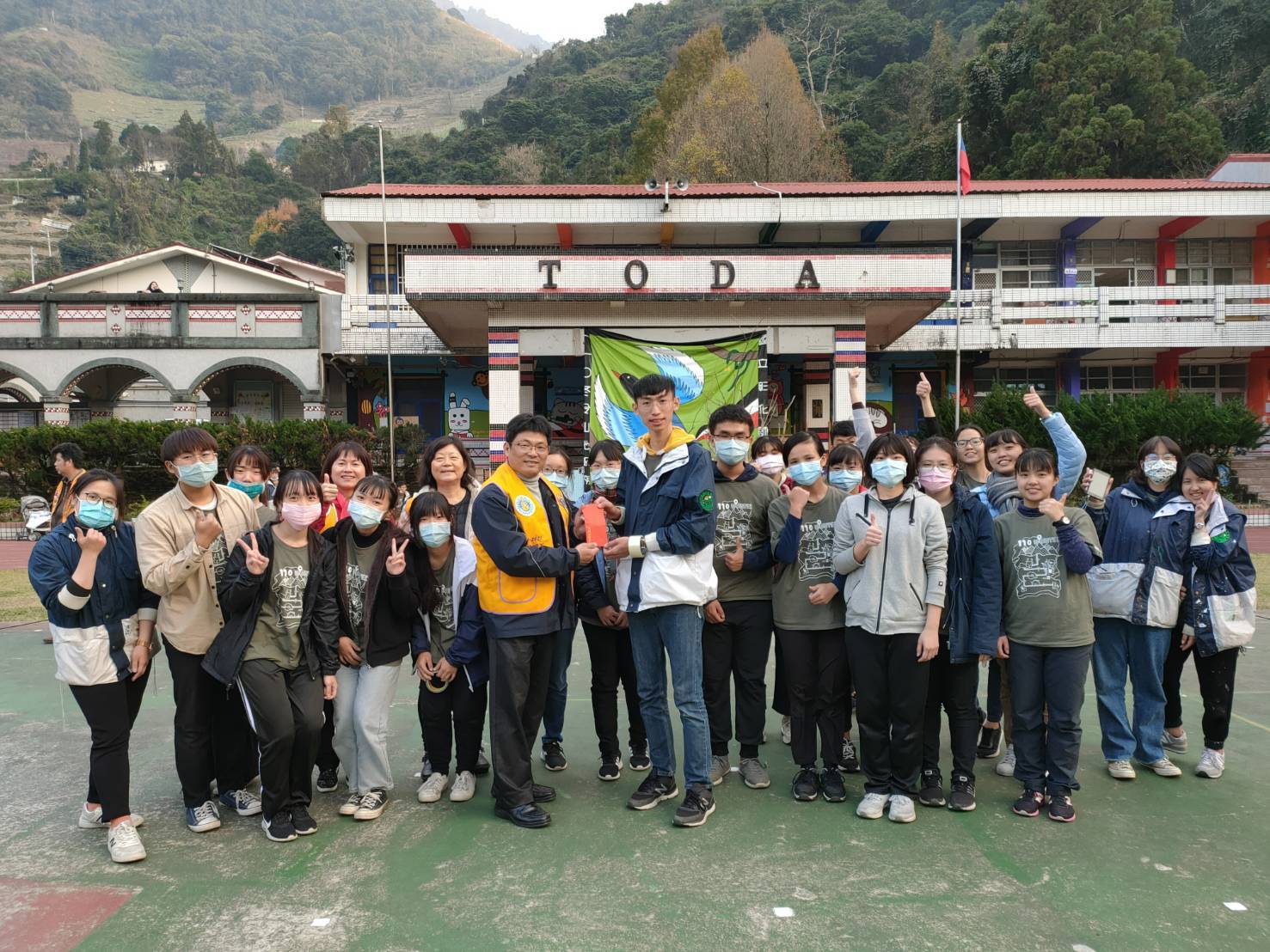 彰師大獅子會至南投仁愛鄉都達國小關心彰師大山服隊，陳明谷會長致贈社服金與物資。