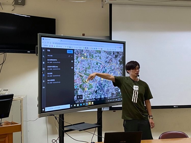 高敏雄老師用Google earth 結合歷史教學，重現歷史事件的軌跡路徑，在教室內也能進行史績踏察。