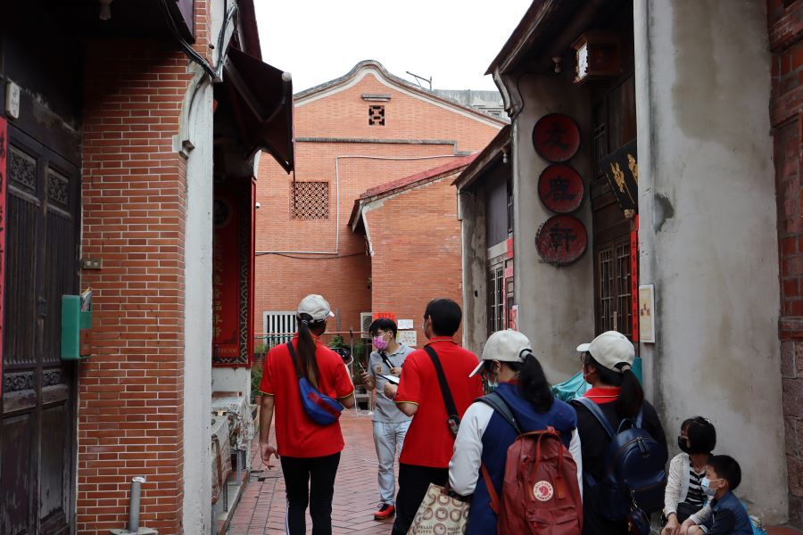 國際處為4個梯次的線上「華人文化國際營隊」及「鹿港文化體驗營」設計鹿港導覽連線直播。