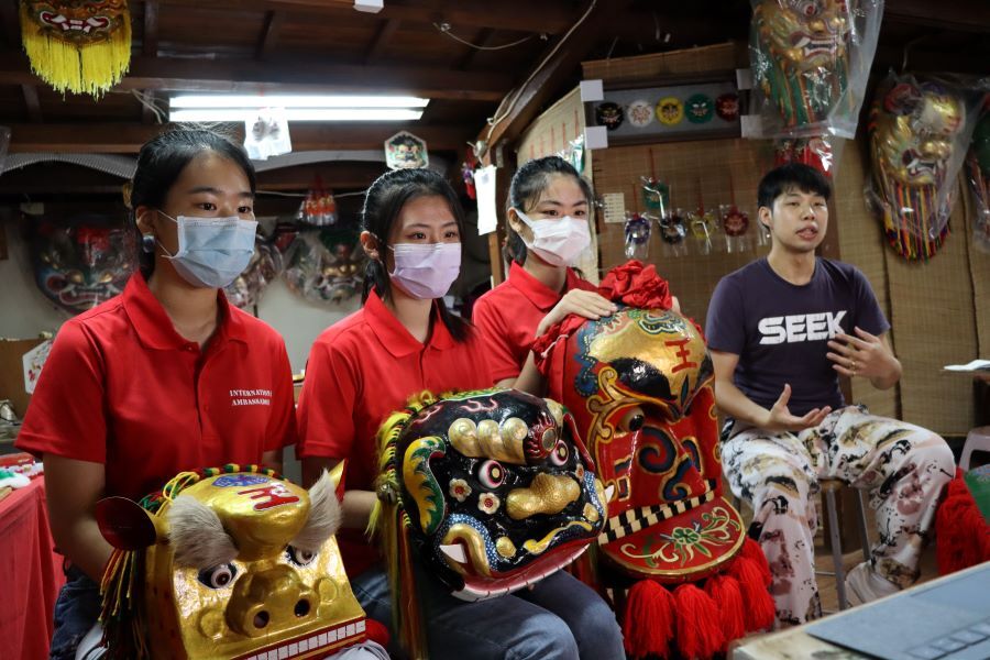 營隊活動安排鹿港師傅解說獅頭傳統工藝。