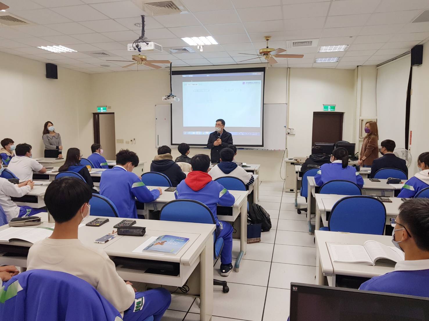 彰師附工石文傑校長於本季首日開課至語文中心勉勵學生們努力學習