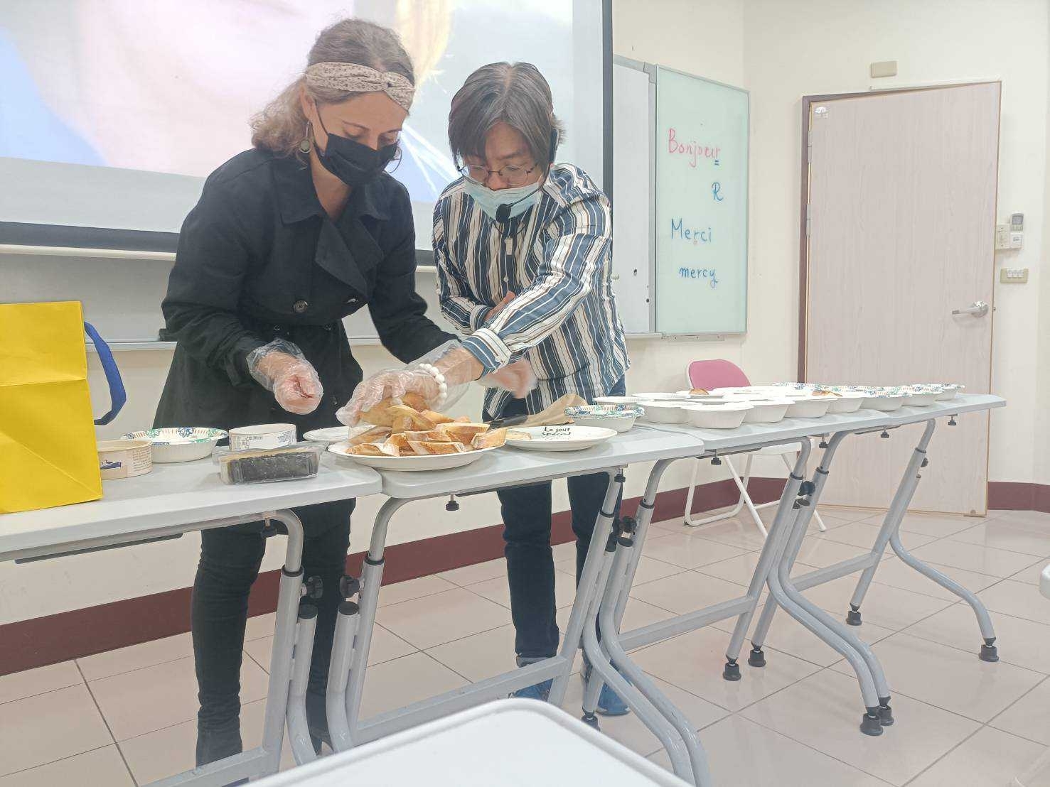 講座中助教與同學分享法國長棍麵包與法國乳酪