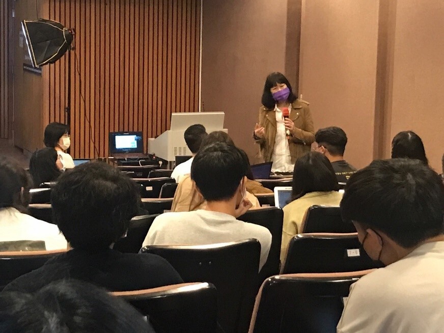 郭麗安教授分享家族治療之系統思維觀點。
