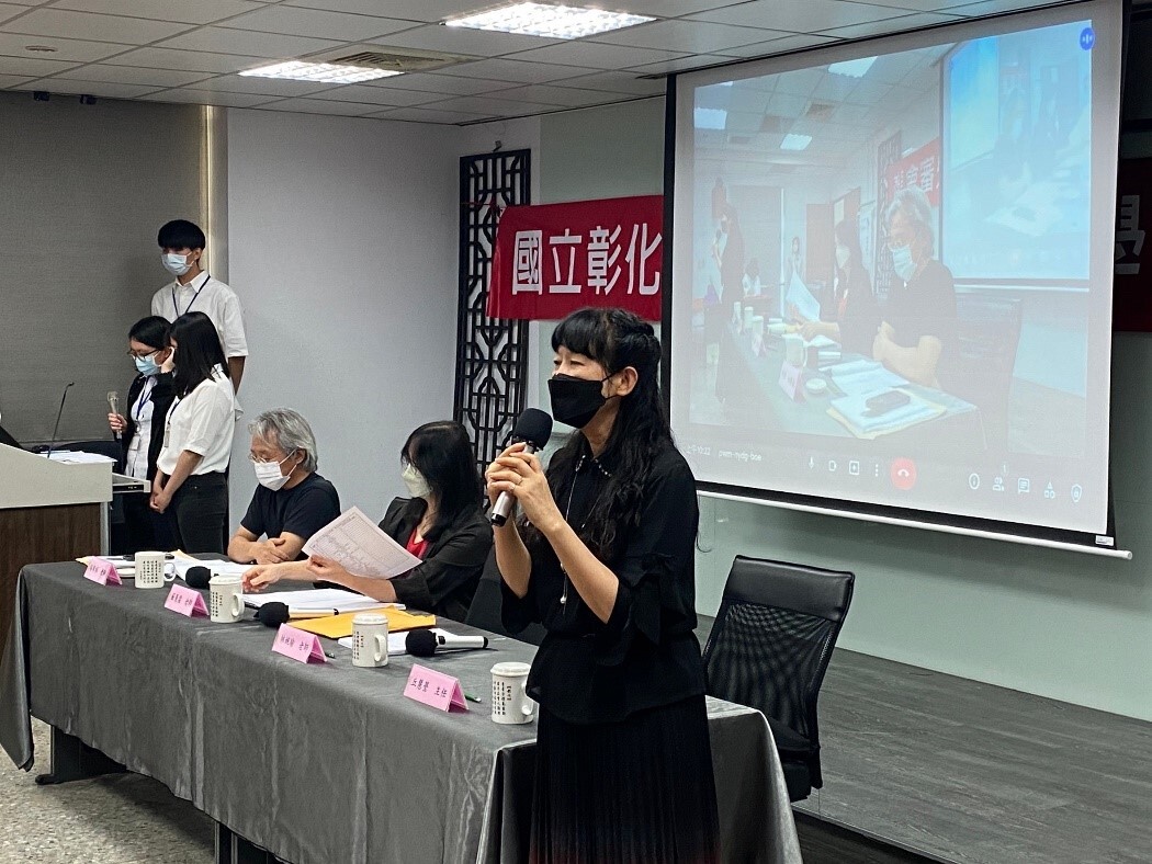 第一場「現代詩歌」決審會，由丘慧瑩主任開場，蘇慧霜老師主持，路寒袖老師、林婉瑜老師（線上）擔任決審委員。