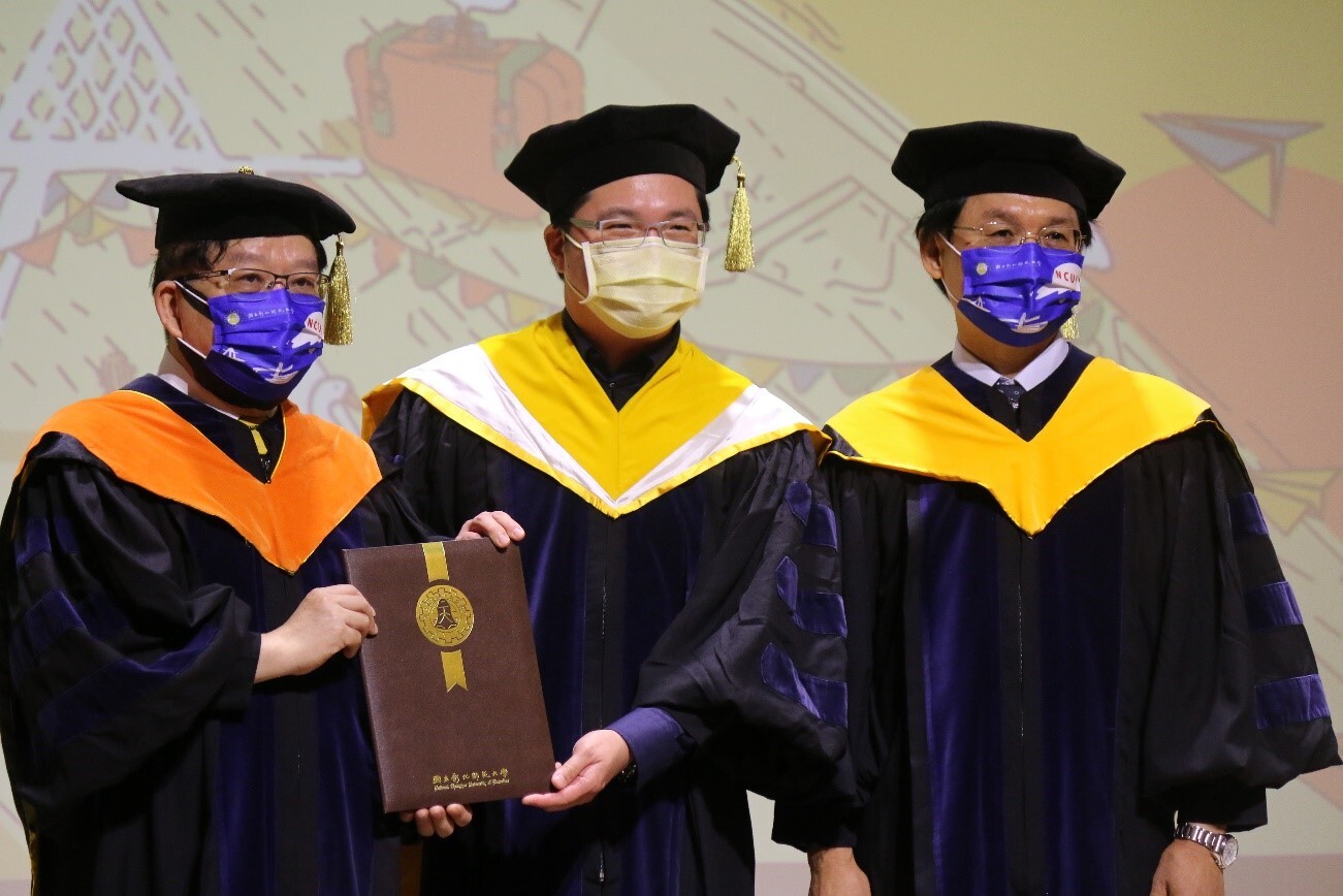陳明飛校長（左）頒授博士學位，正冠教授為郭艶光教授（右）。