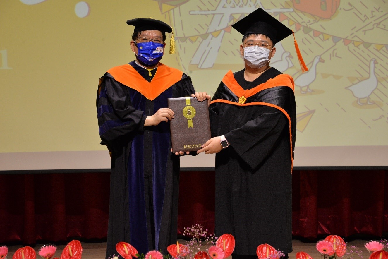 陳明飛校長授予畢業生代表結業證書。