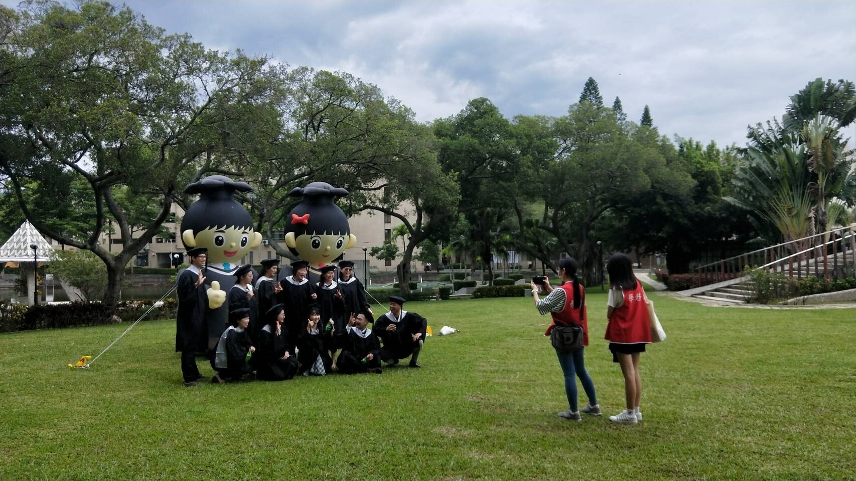 學務處設置藝術裝置拍照娃娃，讓畢業生與親友留下美好的回憶。