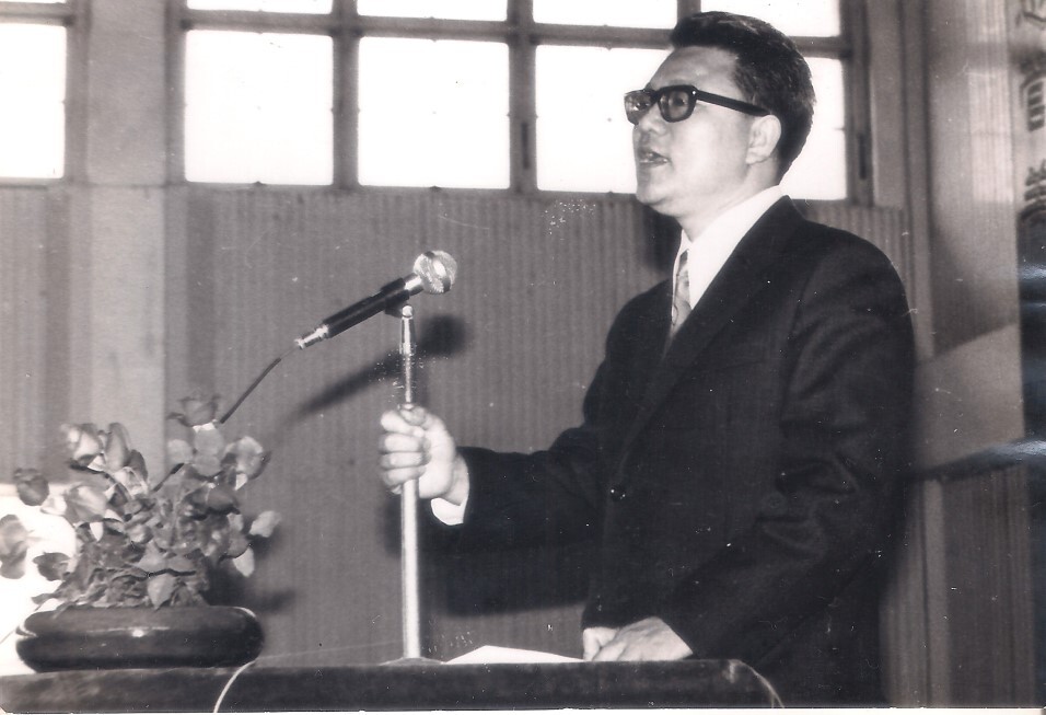 許智偉博士自民國60年8月至63年3月28日擔任本校前身：臺灣省立教育學院首任院長（民國62年攝於院長室二樓401教室）