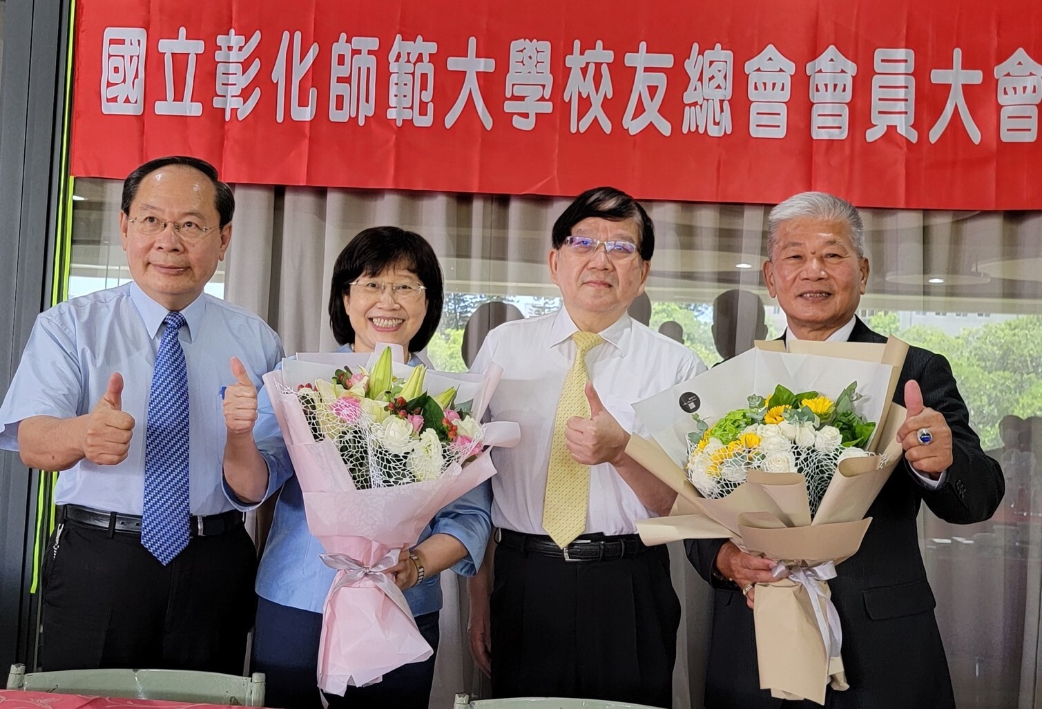 陳明飛校長（右2）感謝第六屆黃秀霜理事長（左2）與夫婿陳響亮教授（左1）、第七屆柯育沅理事長（右1）。