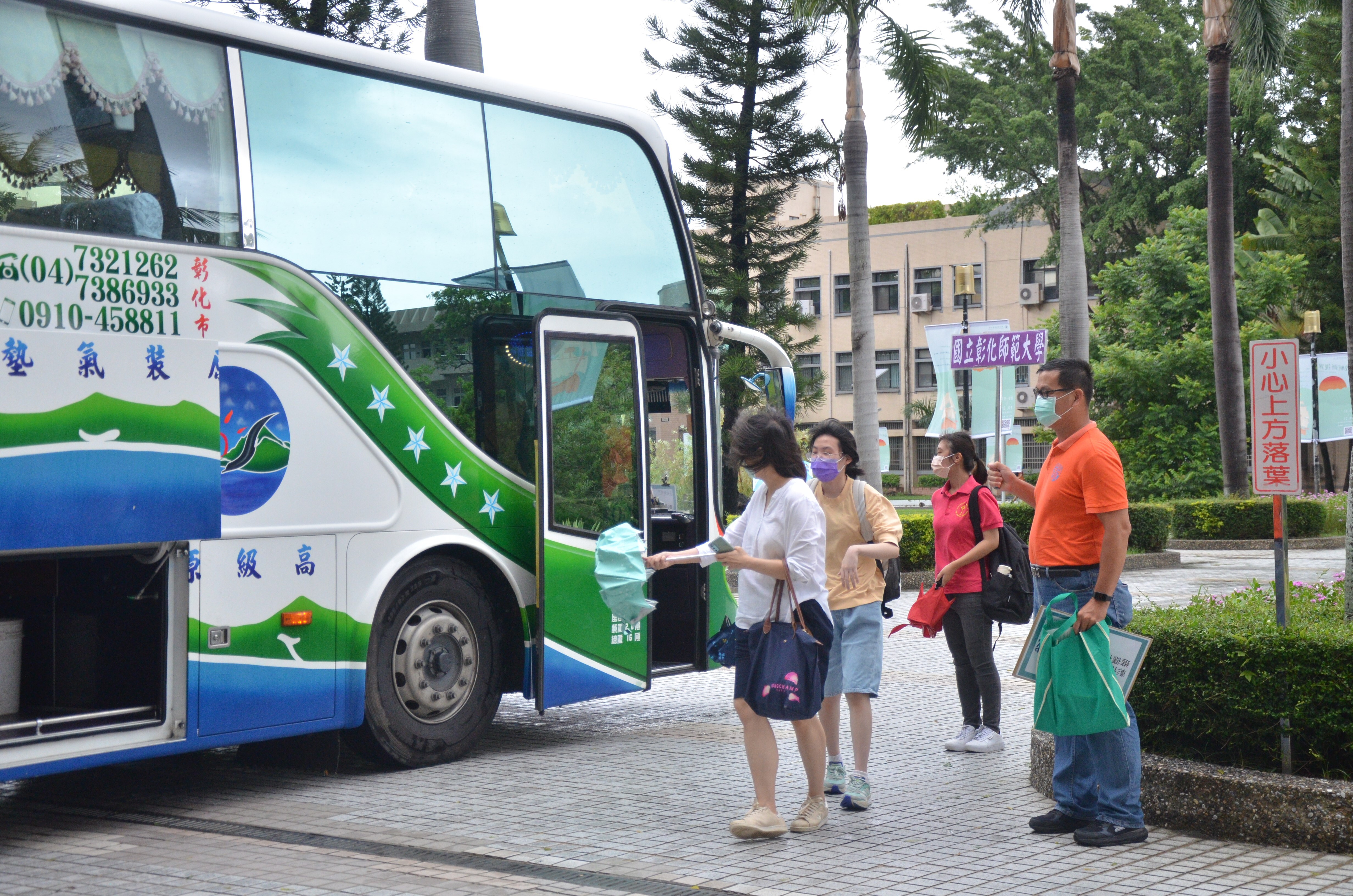 新生家長日-安排接駁車接送新生及家長