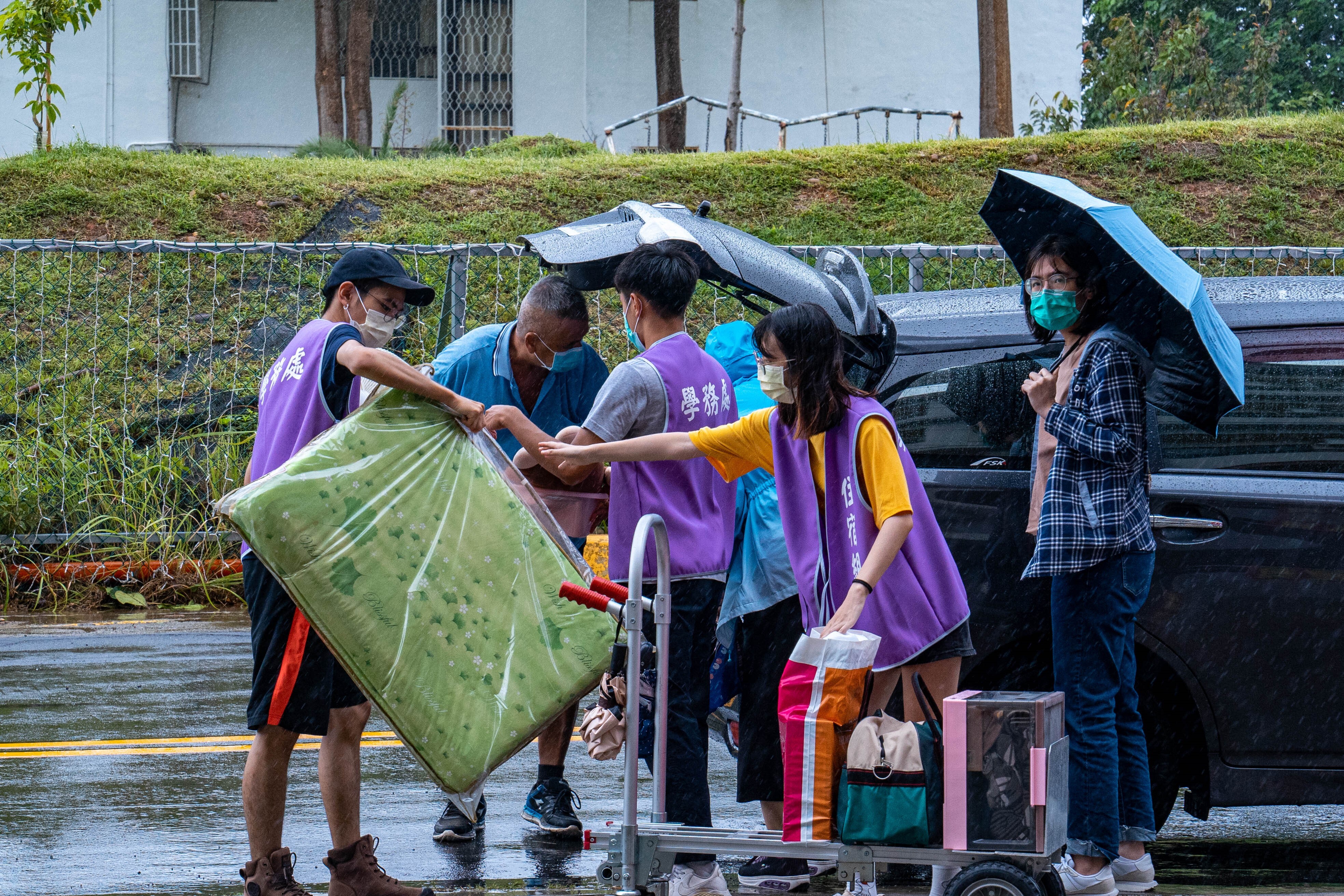 新生家長日-學務處志工協助新生搬運行李