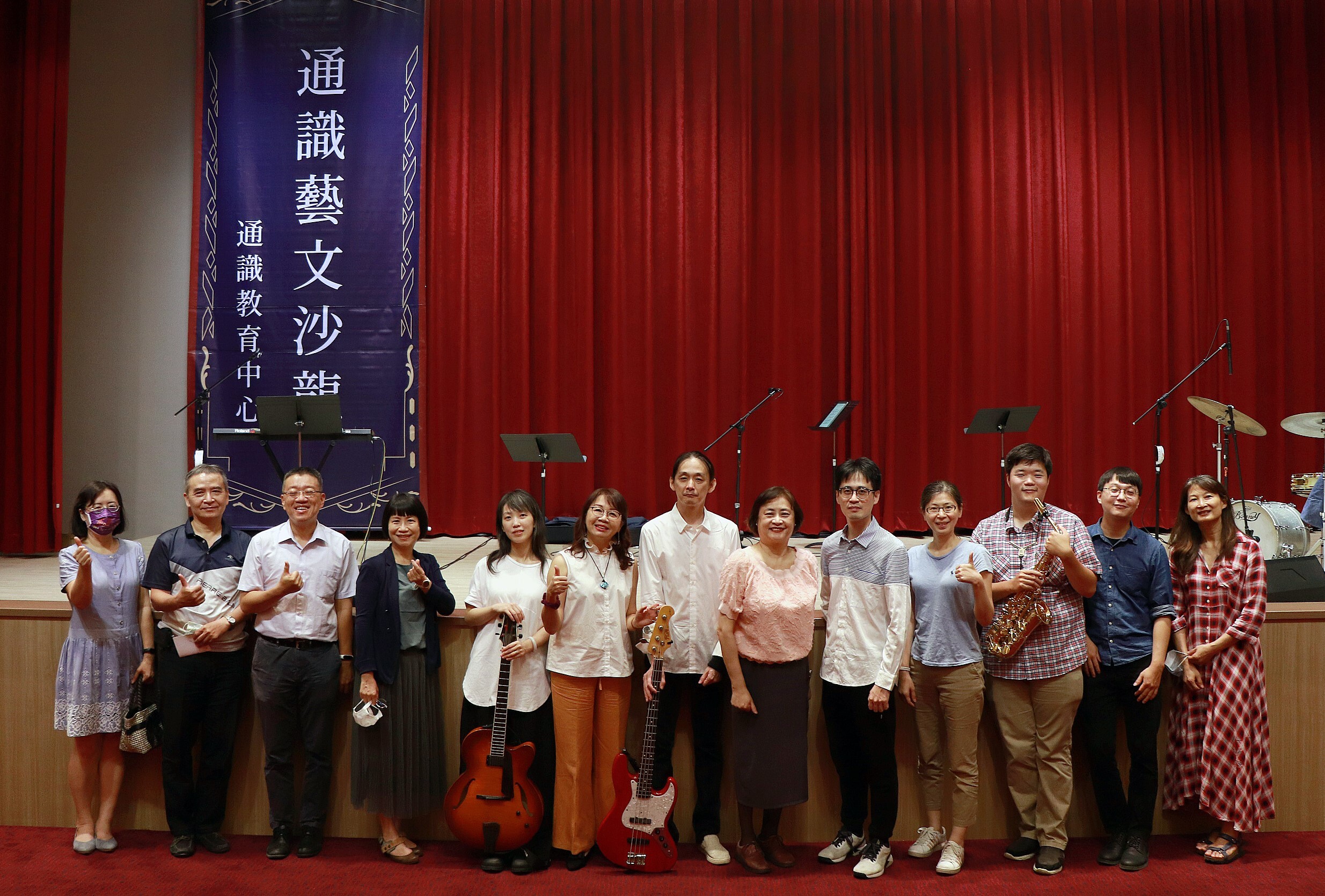 與會師生及表演者共同合影
