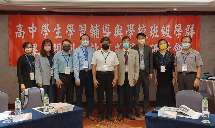 與會師長合影：由左至右分別為國立暨南國際大學家庭教育研究中心張主任玉茹、温主任秘書媺純、全國家長教育志工聯盟吳理事長福濱、國家教育研究院顏學術副院長慶祥、陳校長明飛、教育部陳前政務次長益興、教育部高等教育司周專門委員弘偉、林副校長千惠、師資培育中心王主任智弘。