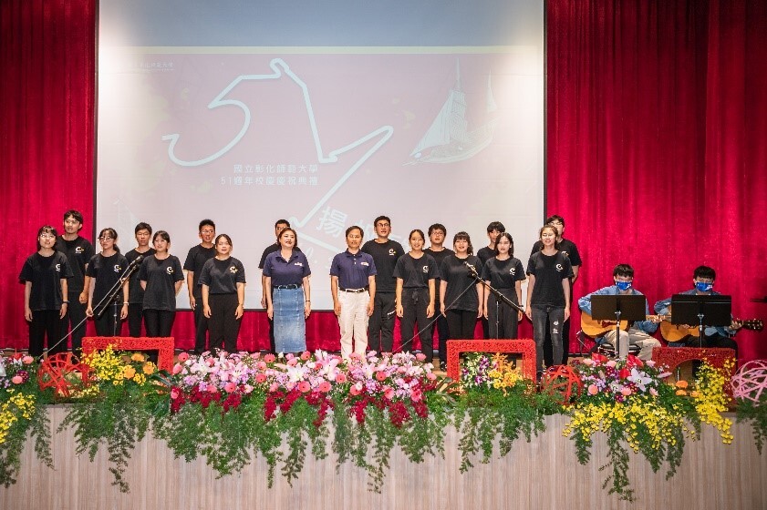 林千惠副校長（中左）、校友中心鄭曜忠主任（中右）與C大調合唱團獻唱校歌