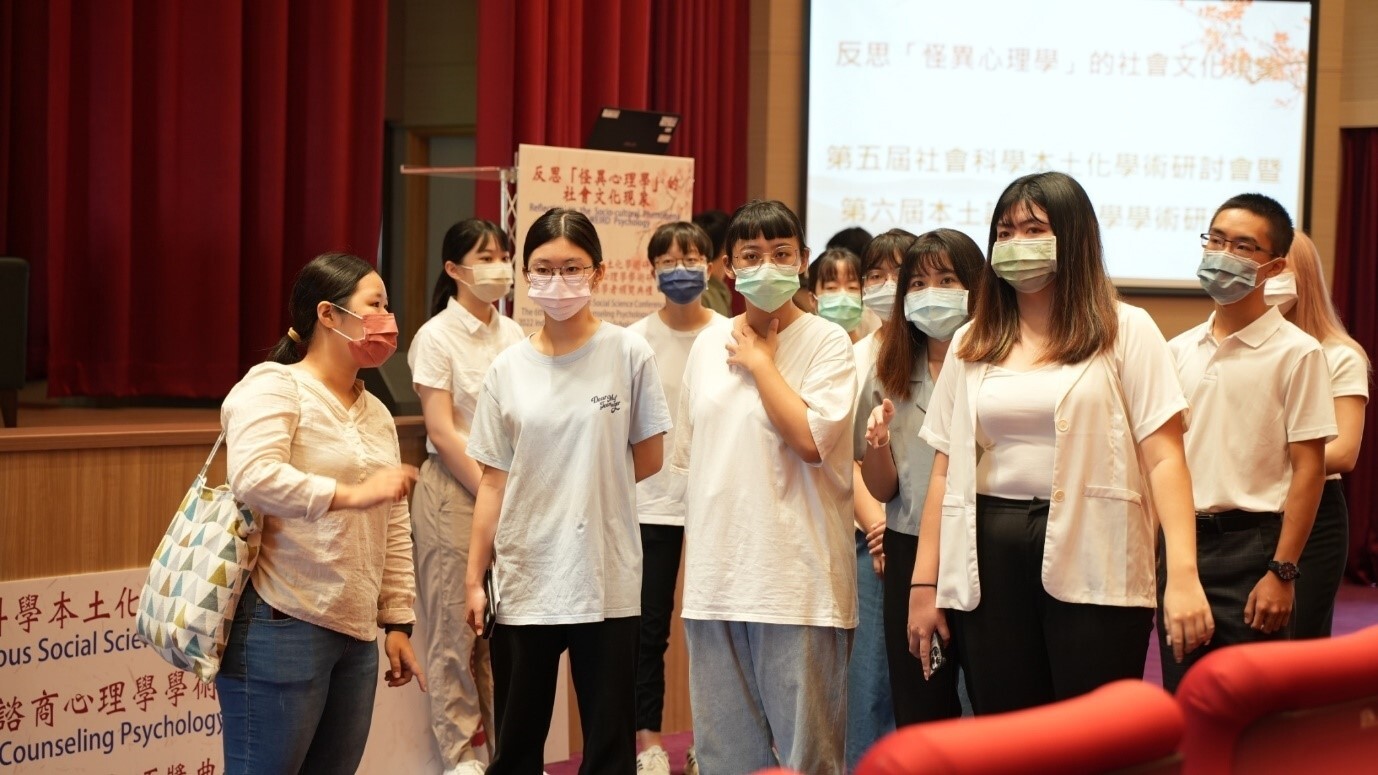 工作人員籌備會場及各論壇情形
