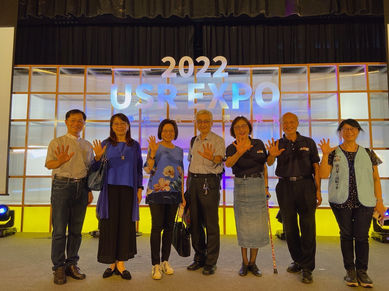 本校團隊師長參與USR EXPO博覽會(左起校友服務中心鄭曜忠主任、通識教育中心李靜芳主任、社頭織襪-創新、創業、創生計畫主持人葉凱莉教授、耿全福學務長、林千惠副校長、物理學系林建隆教授、生物學系姜鈴教授)
