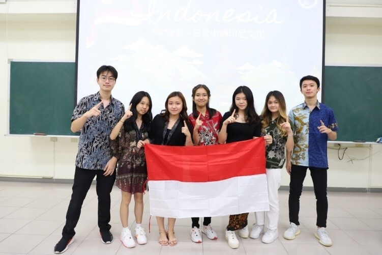 印尼學生與印尼國旗合影