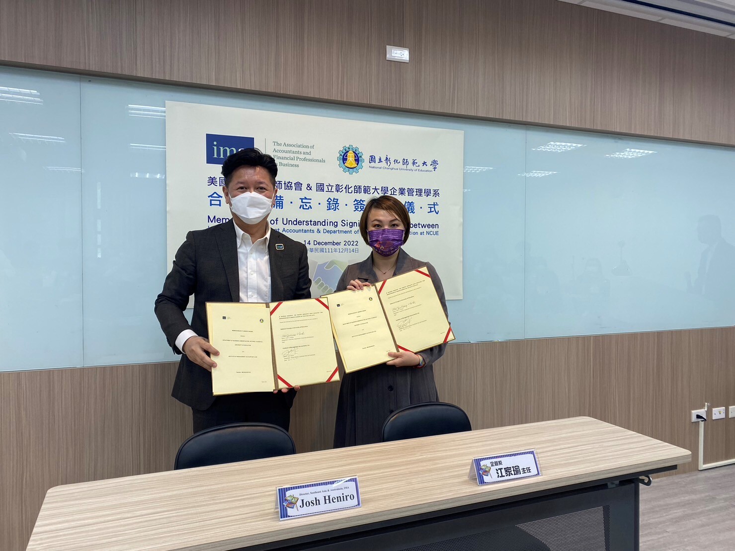IMA東南亞及大洋洲資深經理Dr. Josh Heniro與本校企管系江家瑜系主任進行簽定MOU儀式。