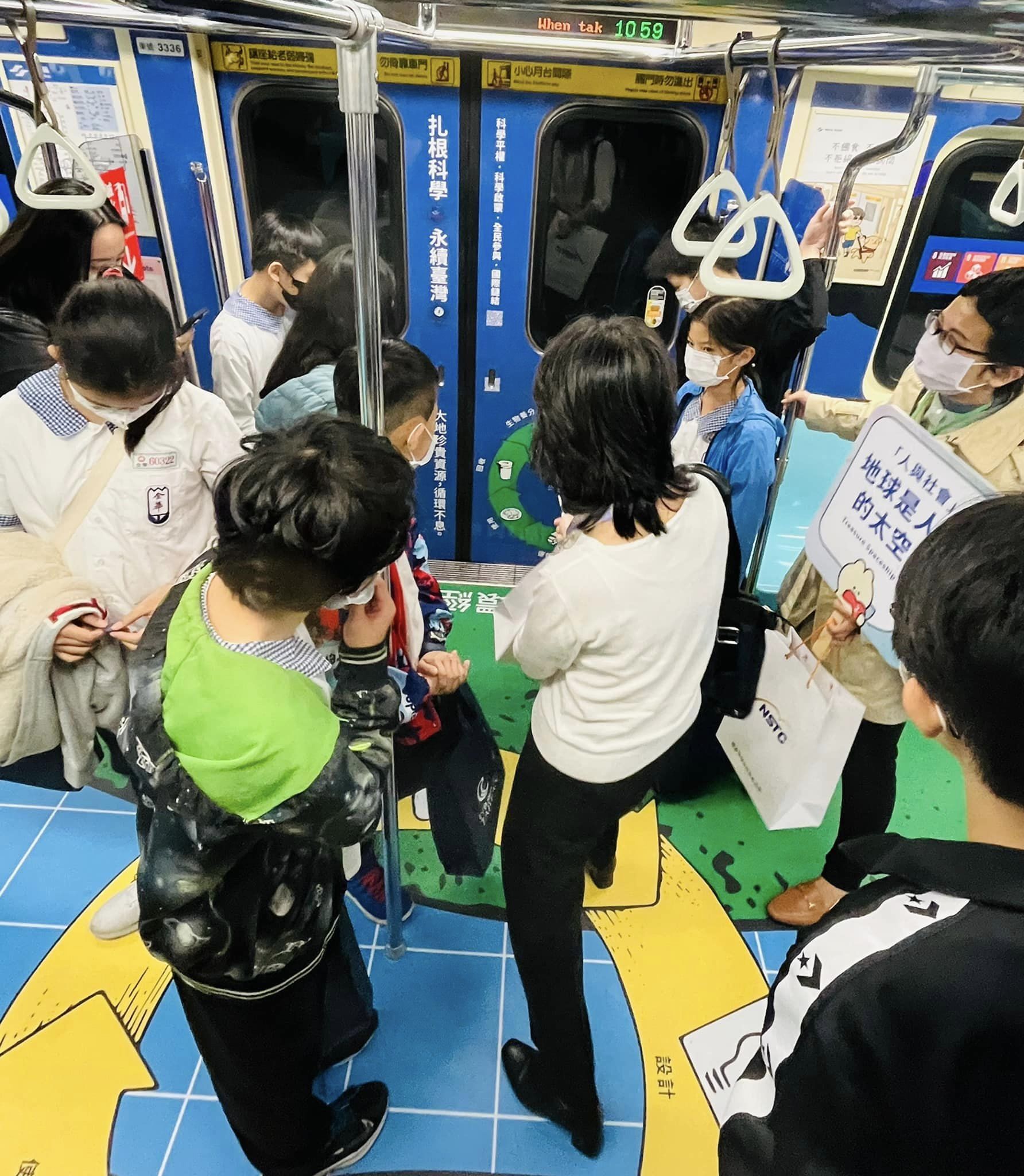 「科學×永續」列車藉由藝術家團隊流寓工作室針對基礎科學轉譯，以彩繪視覺美感領航。