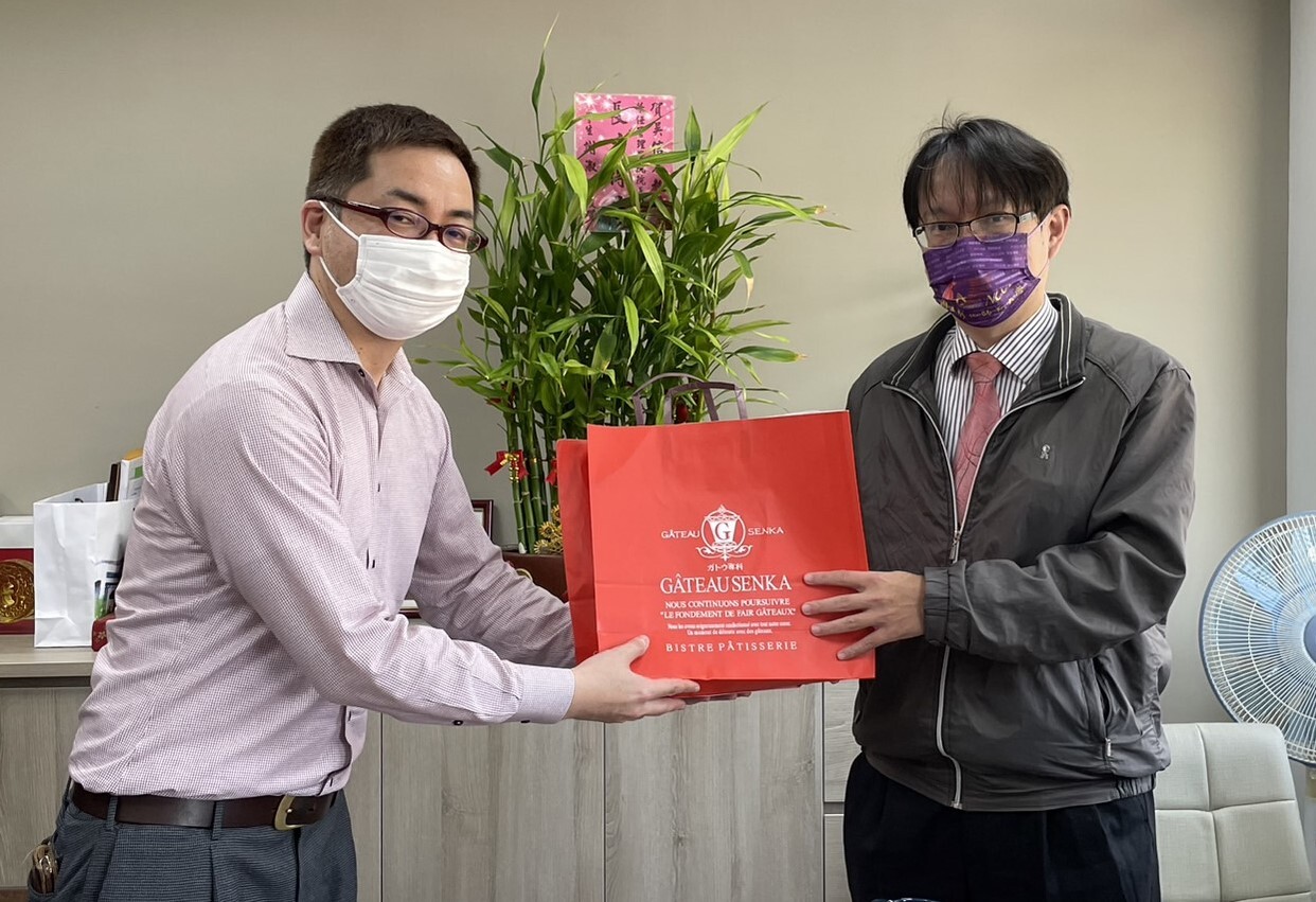 新潟大學有元知史副教授（左）與本校管理學院吳信宏院長（右）交換禮物。