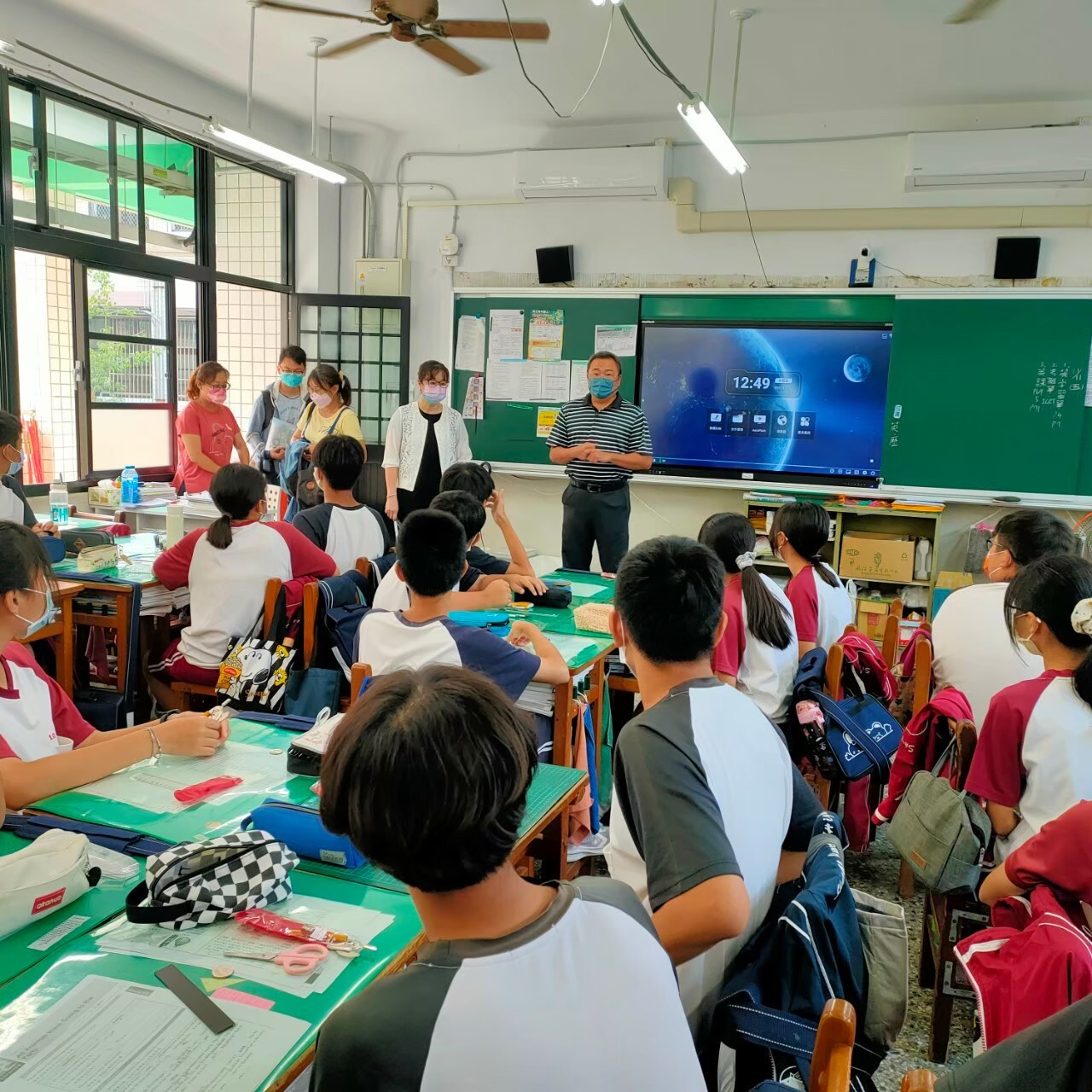 本校科學教育研究所温媺純教授赴彰化縣立伸港國民中學分享「平衡之美」，中為彰化縣立伸港國民中學洪智偉校長，左四為温媺純教授。