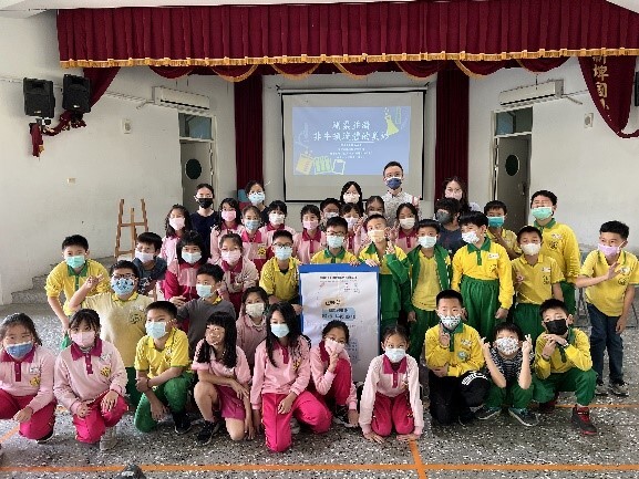 化學系陳重佑教授赴嘉義縣太保市新埤國民小學推廣「剛柔並濟—非牛頓流體的奧妙」。
