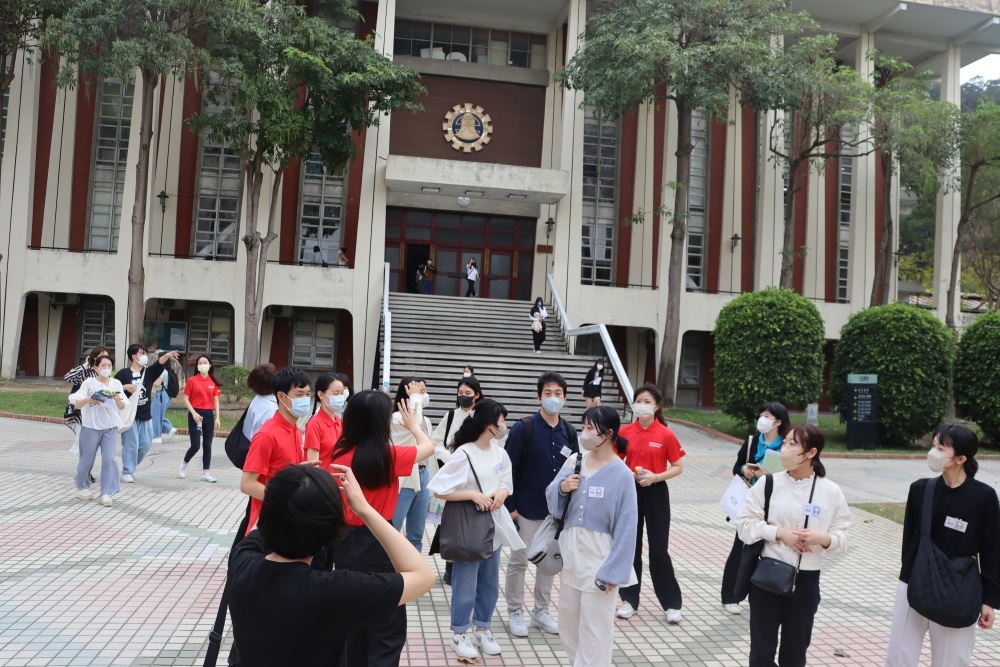 本校國際友善大使為來賓導覽校園。