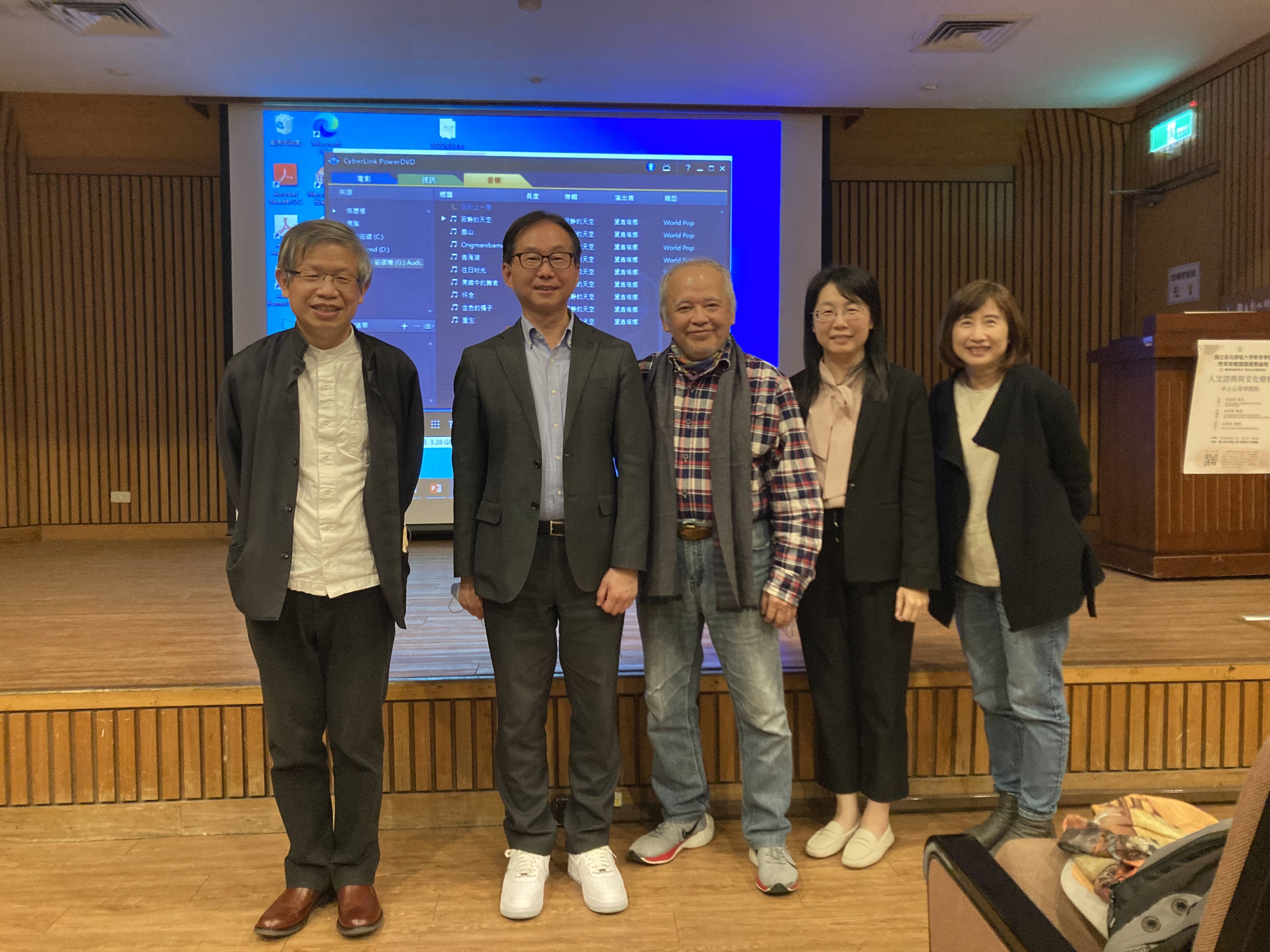 論壇活動大合照，左起王智弘教授、黃宗堅院長、余安邦教授、林淑華教授、邱淑惠學姊