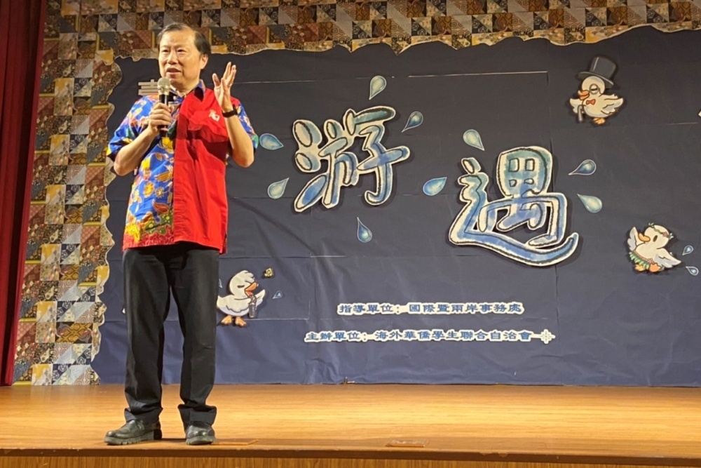 李漢文國際長身著印尼蠟染襯衫Batik出席晚會並致詞。