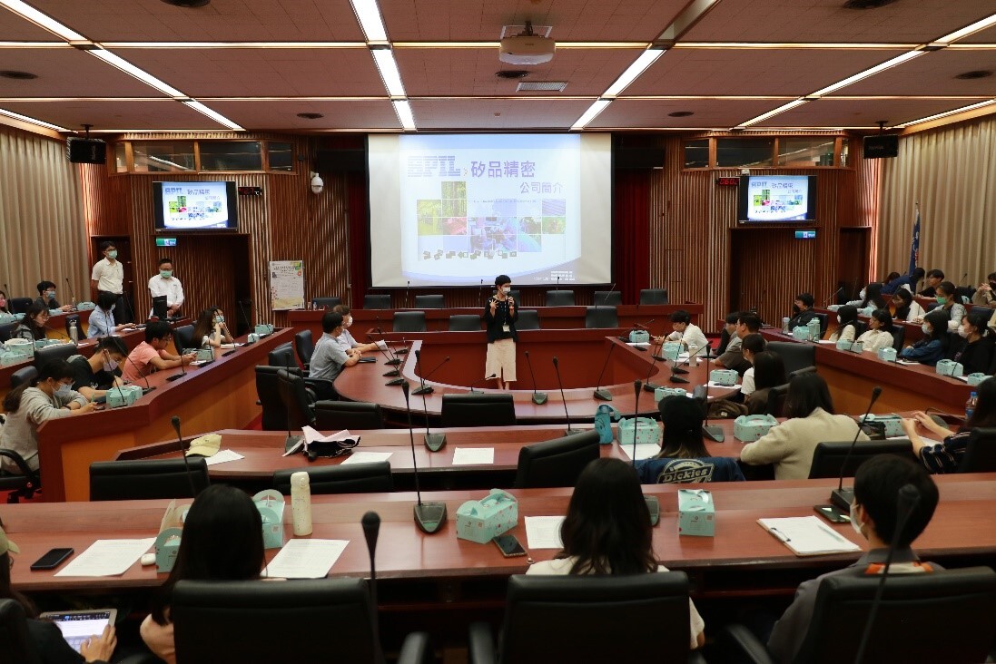 矽品講師林經理介紹矽品概況及半導體製程。