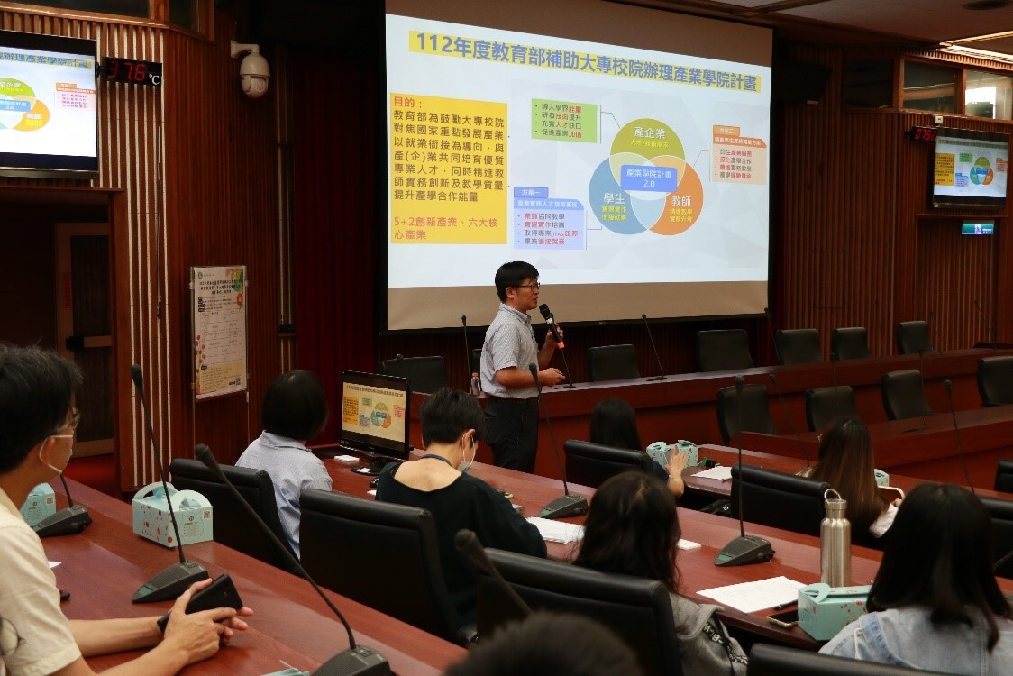 林宗岐研發長介紹教育部「多元跨界產業實務人才培育專班」內容概況。