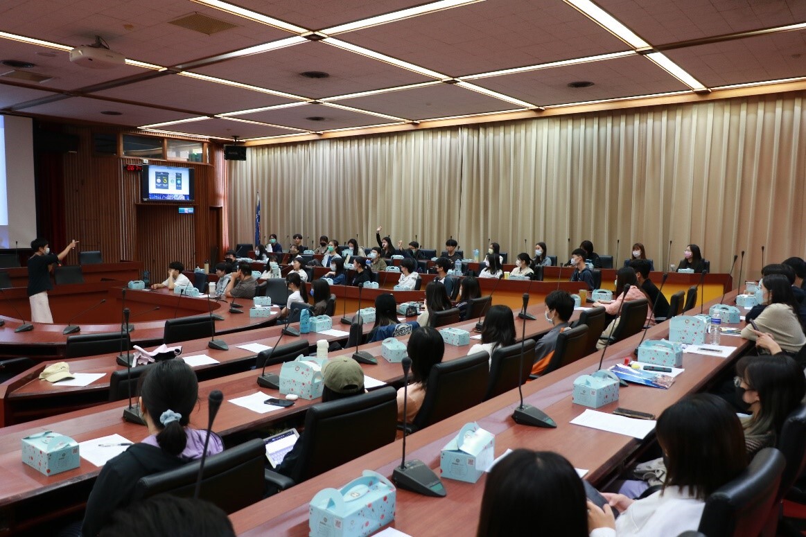 參與說明會同學針對講師報告內容踴躍提問，互動熱絡。