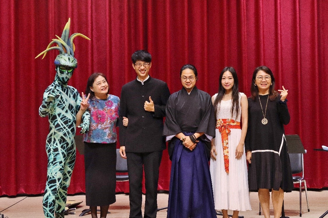 林千惠副校長（左二）、李靜芳主任（右一）與表演者共同合影。