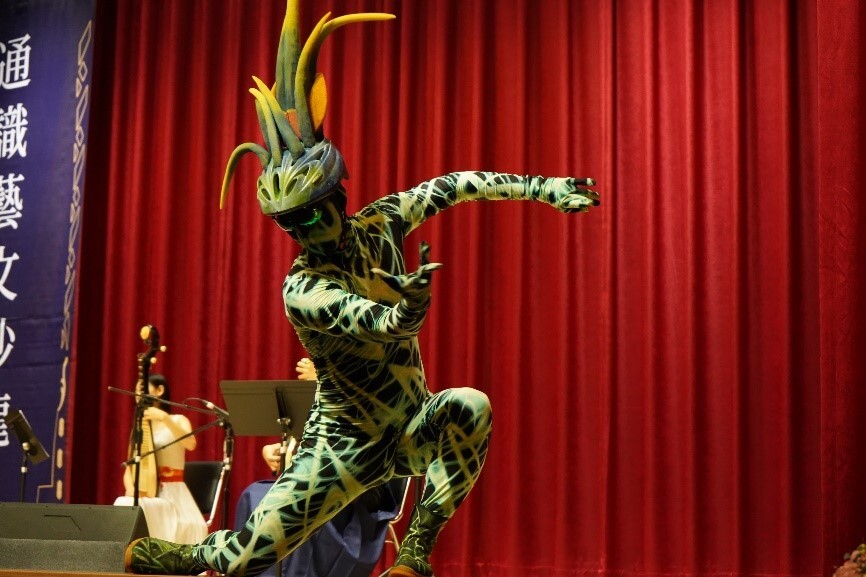 行動藝術家陳志政老師搭配曲目進行表演，帶動現場氣氛